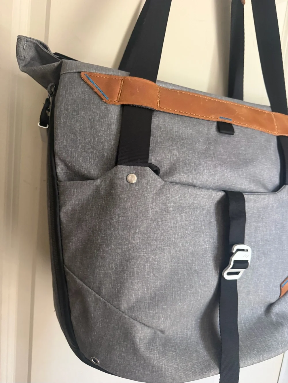 Peak Design stylish grey